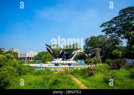 Bangladesh – 12 maggio 2020: Doel Chattar o Piazza del Doel è una scultura di due magpie-robin orientali situata di fronte alla sala Curzon nell'Universi Foto Stock