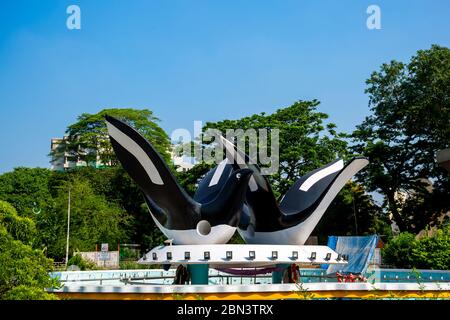 Bangladesh – 12 maggio 2020: Doel Chattar o Piazza del Doel è una scultura di due magpie-robin orientali situata di fronte alla sala Curzon nell'Universi Foto Stock