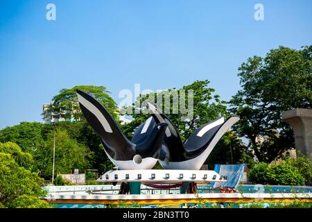 Bangladesh – 12 maggio 2020: Doel Chattar o Piazza del Doel è una scultura di due magpie-robin orientali situata di fronte alla sala Curzon nell'Universi Foto Stock