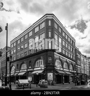 Immagine monocromatica della stazione della metropolitana di Covent Garden durante il blocco di Londra. Foto Stock