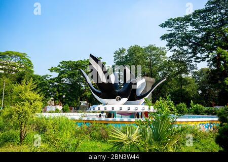 Bangladesh – 12 maggio 2020: Doel Chattar o Piazza del Doel è una scultura di due magpie-robin orientali situata di fronte alla sala Curzon nell'Universi Foto Stock