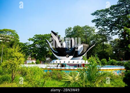 Bangladesh – 12 maggio 2020: Doel Chattar o Piazza del Doel è una scultura di due magpie-robin orientali situata di fronte alla sala Curzon nell'Universi Foto Stock