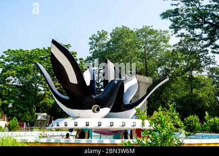 Bangladesh – 12 maggio 2020: Doel Chattar o Piazza del Doel è una scultura di due magpie-robin orientali situata di fronte alla sala Curzon nell'Universi Foto Stock