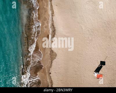 Vista dall'alto sulla spiaggia di sabbia e sulla torre di bagnino sull'isola di Maiorca Mar Mediterraneo Port Adriano. Porto Adriano, Palma di Maiorca Foto Stock