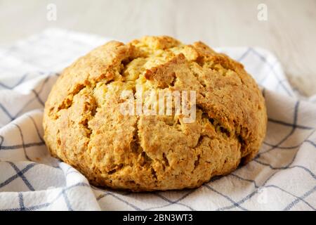 Pane irlandese di soda fatto in casa su stoffa, vista laterale. Primo piano. Foto Stock