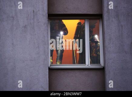 Servizi di salvataggio in atto durante un incendio.Foto Jeppe Gustafsson Foto Stock