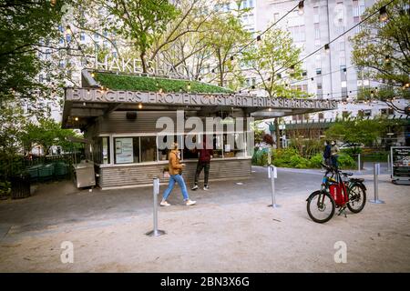 Lo Shake Shack a Madison Square Park di New York è aperto per ordini di consegna e di take-out lunedì 4 maggio 2020. Shake Shack ha riportato guadagni del primo trimestre che hanno superato le aspettative degli analisti, ma le vendite sono state inferiori alle aspettative. (© Richard B. Levine) Foto Stock