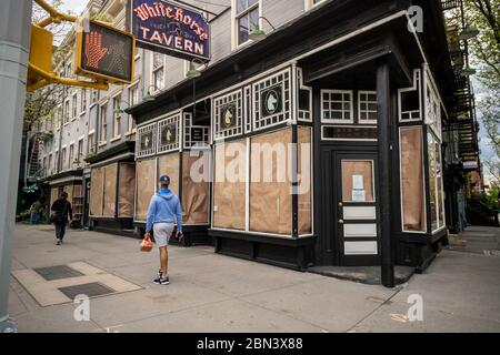 La famosa White Horse Tavern, foro di irrigazione di Dylan Thomas, chiusa a causa della pandemia COVID-19, nel quartiere di Greenwich Village di New York, domenica 3 maggio 2020. (© Richard B. Levine) Foto Stock