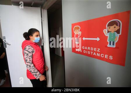 (200512) -- NIZZA, 12 maggio 2020 (Xinhua) -- UN segno che legge 'mantenere le distanze sociali' è visto all'interno della scuola primaria Simone Veil a Nizza, Francia, 12 maggio 2020. Quasi due mesi dopo aver ordinato ai suoi 67 milioni di abitanti di rimanere a casa per arginare l’epidemia di coronavirus, lunedì la Francia ha iniziato con cautela un processo graduale per tornare alla normalità, allentando alcune restrizioni e mantenendo altre per evitare una nuova ondata epidemica. Circa 1. Credit: Xinhua/Alamy Live News Foto Stock