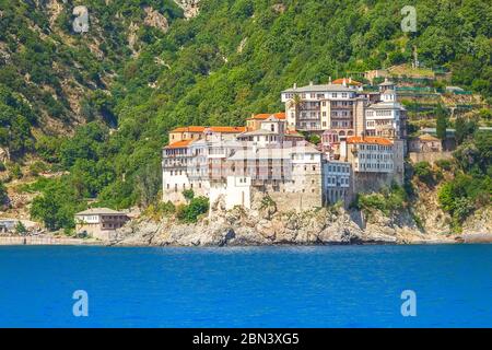 Primo piano del monastero ortodosso Agia Grigoriou sul Monte Athos, Agion Oros, montagna Santa, Halkidiki, Grecia. Vista dal mare Foto Stock