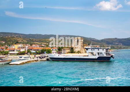 Ouranoupolis , Grecia - 1 giugno 2015: Le persone scendono dalla nave nel porto di Ouranoupolis, porto di Athos, Halkidiki in Grecia Foto Stock