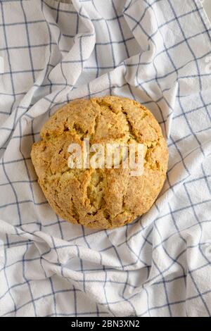 Pane irlandese di soda fatto in casa su stoffa, vista dall'alto. Posato piano, sopra, dall'alto. Foto Stock