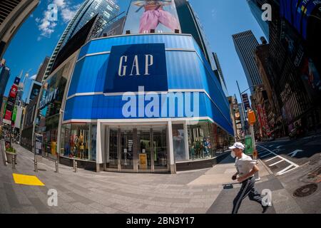 Il negozio chiuso Gap a Times Square a New York giovedì 7 maggio 2020. Il Gap ha annunciato che prevede di aprire fino a 800 dei suoi negozi chiusi entro la fine di maggio. (© Richard B. Levine) Foto Stock