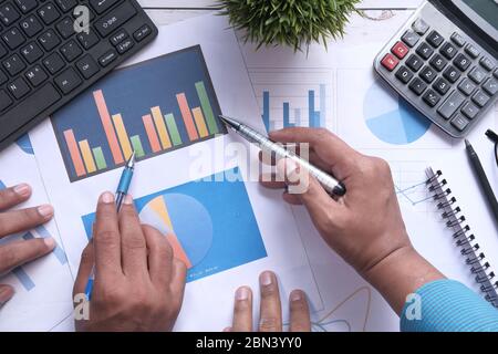 Persone aziendali che discutono in Office, vista dall'alto Foto Stock