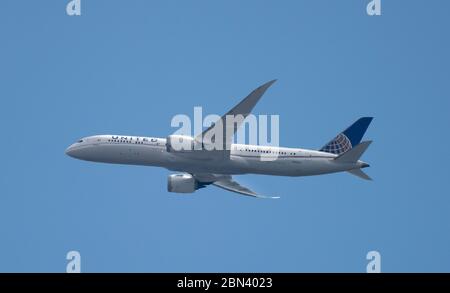 12 maggio 2020. United Airlines Boeing 787 Dreamliner N26967 arrivo su Londra verso l'aeroporto di Heathrow da Los Angeles, giorno 50 Coronavirus lockdown Regno Unito. Foto Stock