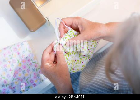 Donna che fa le maschere fatte a casa del viso, UK 2020 Foto Stock