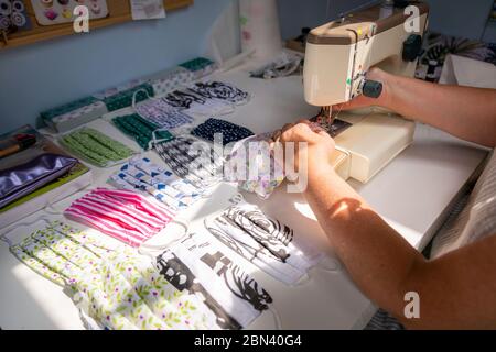 Donna che fa le maschere fatte a casa del viso, UK 2020 Foto Stock