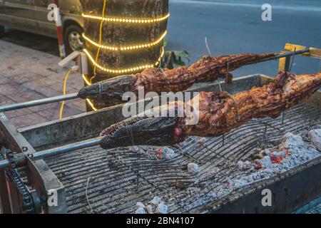 Coccodrillo alla griglia sul fuoco aperto al ristorante di pesce, pasti esotici a Viethnam, cibo della cucina asiatica, carne di coccodrillo crudo, cibo esotico. Foto Stock