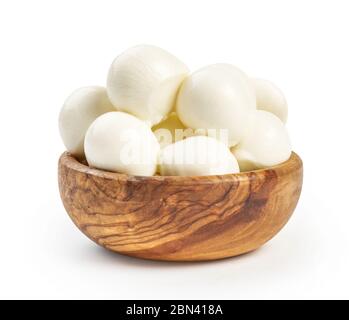 Sfere di mozzarella in ciotola di legno isolate su sfondo bianco. Foto Stock