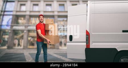 Il corriere rosso all'esterno trasporta pacchi con furgone per le consegne delle spedizioni. Foto Stock