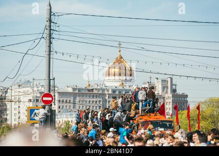 MOSCA, RUSSIA-09 MAGGIO 2015: La gente celebra la festa della Vittoria 9 maggio a Boll'shoy Moskvoretskiy Most. La gente sale su un camion arancione sullo sfondo di Foto Stock