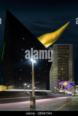 tokyo, giappone - marzo 25 2020: Fiamma d'oro di Philippe Starck sulla sede centrale della birra Asahi di notte con la sala birreria TOKYO Sumida River Brewing Foto Stock