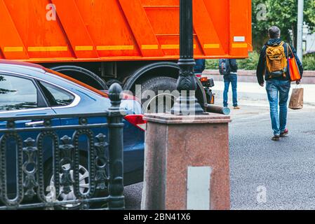 Mosca, Russia - 7 LUGLIO 2017: Un uomo adulto in jeans blu attraversa la strada nel posto sbagliato. Concetto di pericolo. Una interessante coincidenza di colori Foto Stock