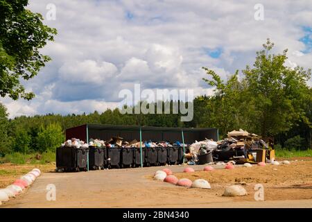 Odinzovo, Regione di Mosca / Russia – 9 luglio 2019: I contenitori di rifiuti in eccesso indicano problemi con il programma di gestione dei rifiuti della Russia´s. Foto Stock