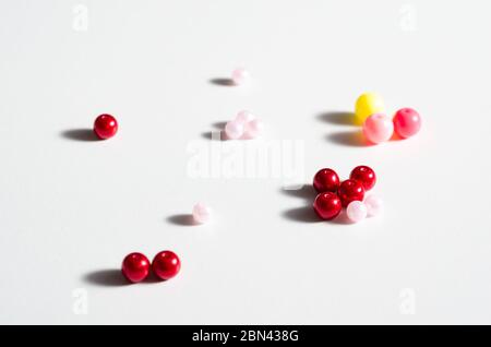 Palline di plastica giocattolo che rappresentano il concetto di gruppo di persone di distanza sociale o di vicinanza . Organizzare gruppi di persone in pubblico dopo il lievito Foto Stock