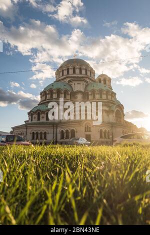 SOFIA, BULGARIA - 2 APRILE 2018: Al tramonto la Cattedrale Alexander Nevsky di Sofia Bulgaria. La cattedrale ortodossa bulgara è stata Foto Stock