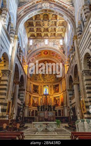 L'interno e l'altare della Cattedrale di Pisa, con ricche immagini d'oro, decorazioni interne e colonne, a Pisa Foto Stock