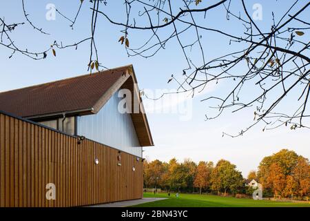 Vista generale, elevazione con vetri in policarbonato e parco oltre. Ightham Scout Pavilion, Igtham Mote, Regno Unito. Architetto: Latitude archi Foto Stock