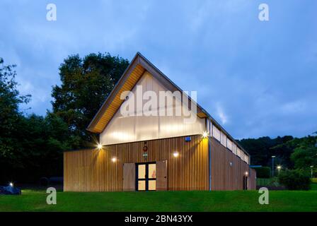 Vista generale, elevazione con vetri in policarbonato. Ightham Scout Pavilion, Igtham Mote, Regno Unito. Architetto: Architetti e progettisti Latitude Foto Stock