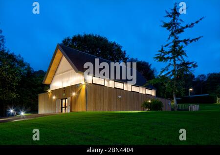 Vista generale, elevazione con vetri in policarbonato. Ightham Scout Pavilion, Igtham Mote, Regno Unito. Architetto: Architetti e progettisti Latitude Foto Stock