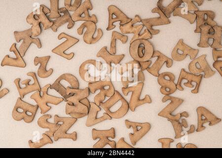 primo piano di alfabeti di legno intagliato come sfondo Foto Stock