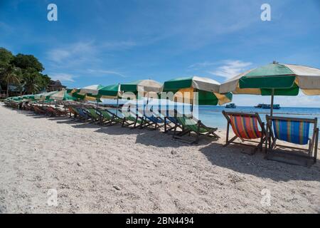 Amache vuote all'isola di Nang Yuan vicino Koh Tao, Thailandia. Foto Stock