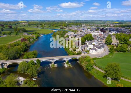 Vista aerea della città di Kelso durante il blocco Covid-19 accanto al fiume Tweed in Scottish Borders, Scozia, Regno Unito Foto Stock