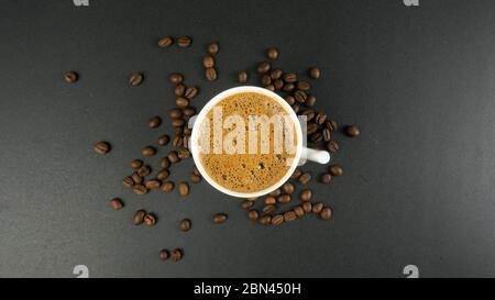 Rosso di capsule di caffè espresso, caffè tazza di fagioli e su sfondo nero, vista dall'alto con spazio per tex Foto Stock