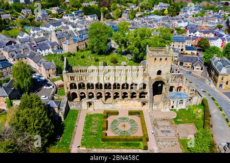 Vista aerea dell'abbazia di Jedburgh chiusa durante il blocco Covid-19 ai confini scozzesi, Scozia, Regno Unito Foto Stock