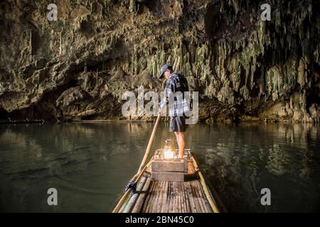 Un barcaiolo all'interno di Tham Lot grotta, Pang Mapha, Pai, Thailandia. Foto Stock