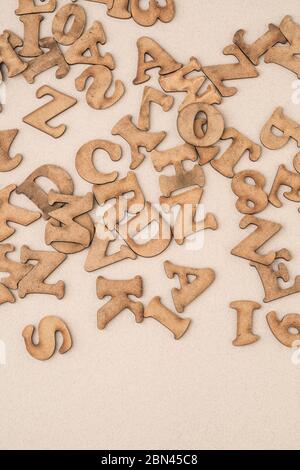 closeup alfabeti di legno intagliato come sfondo con spazio copia Foto Stock