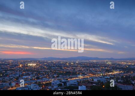 Paesaggio urbano di Quaretaro di notte, Messico. Foto Stock
