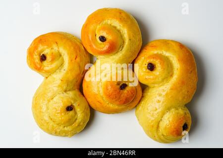 Focaccine svedesi fatte in casa su una superficie bianca Foto Stock