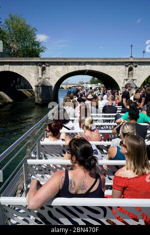 I turisti sul fiume Bateaux-Mouches Senna tour crociere in barca sul fiume Senna con Pont Marie ponte in background.Paris.France Foto Stock