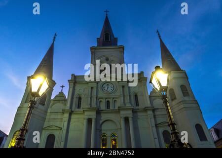 Serata Basilica di San Luigi Cattedrale facciata più antica Cattedrale Stati Uniti New Oreleans Louisiana. Costruito nel 1718 Luigi re di Francia più tardi Sain Foto Stock