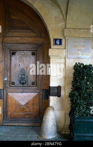 L'ingresso della Maison de Victor Hugo (Casa Victor Hugo) con cartello e numero di strada in Place des Vosge.Paris.France Foto Stock