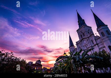 Cattedrale di Saint Louis Chiesa più antica Cabildo state Museum Sunset Moon New Oreeans Louisiana Foto Stock