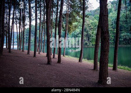 Pescatori al lago Pang Ung, Mae Hong Son Thailandia. Foto Stock