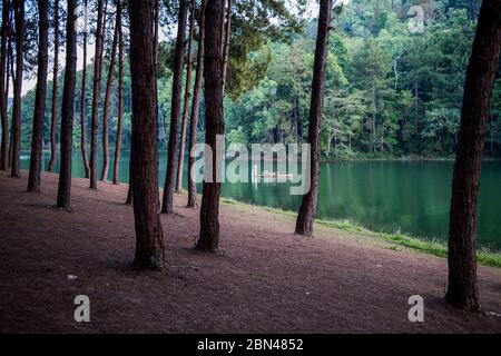 Pescatori al lago Pang Ung, Mae Hong Son Thailandia. Foto Stock