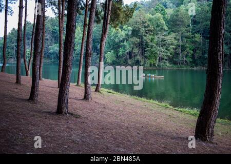 Pescatori al lago Pang Ung, Mae Hong Son Thailandia. Foto Stock